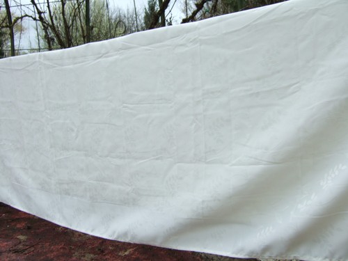 Une grande nappe poliestere - grande,
