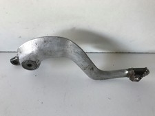 UNE PEDALE DE FREIN ARRIERE