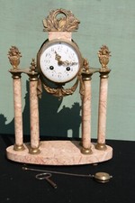 ancienne pendule à colonnes de style Louis XVI.