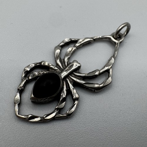 Pendentif araignée - ",