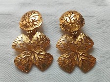 Bijou : boucle d'oreille , clips , signées Montana.