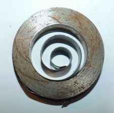 ANCIEN RESSORT DE PENDULE HORLOGE JOUET PHONOGRAPHE A DEFINIR . 9,5x0,50xø61,7mm