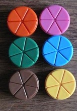 Lot complet de 6 camemberts avec pions du jeu Trivial Pursuit