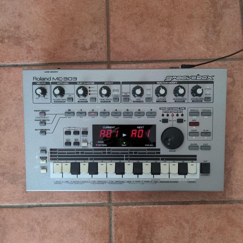 Roland 303 groove box - roland, mc-303