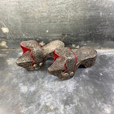 Paire de chaussures de hammam ou socques enfant, argent repoussé, début XXe