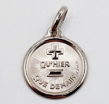 Pendentif médaille d'amour or 18k "+ qu'hier - que demain" AUGIS - L'Originale
