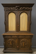 buffet deux-corps en chêne massif, richement sculpté dans le style Renaissance