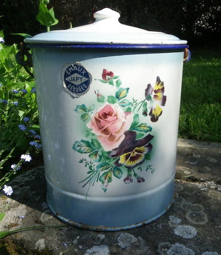 Ancien seau tôle - en,