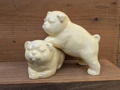 Des chiots jouant céramique - jouant,