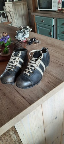 Vend anciennes chaussures - vend,