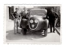 C206 Peugeot 202. 3 hommes