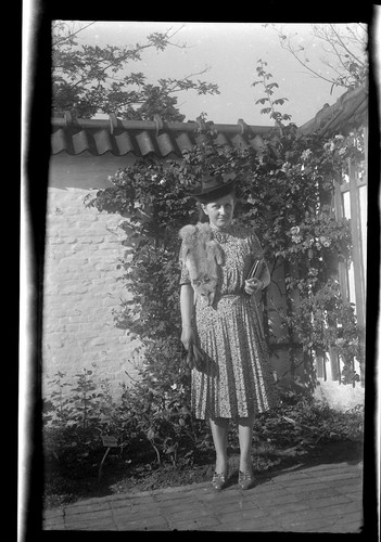 Portrait femme chapeau - , &