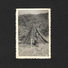 Jeune homme torse nu pose