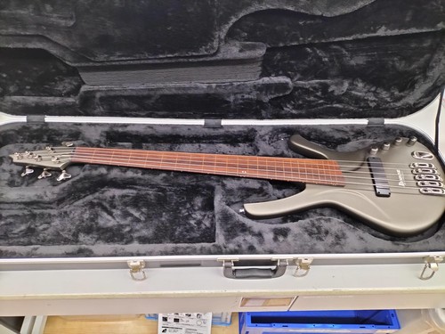 Guitare basse électrique