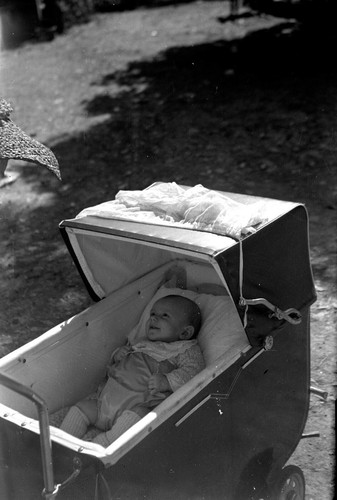 Enfant bébé nourrisson dans
