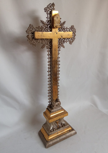 Ancien crucifix sur socle