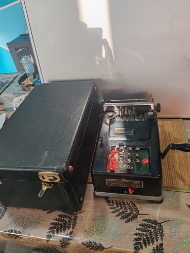 Ancienne machine calculer - a,