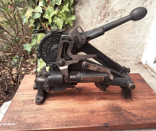 Antique machine coudre - a,