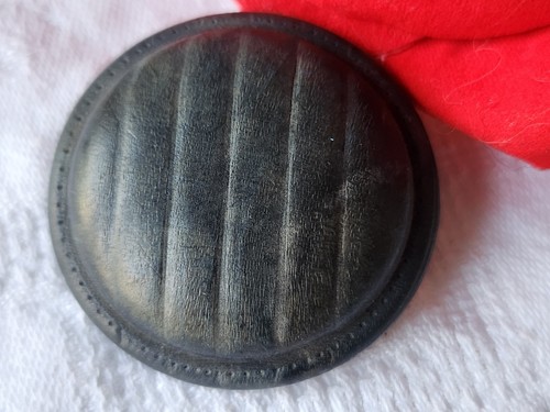 Gros bouton ancien - , bois