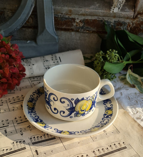 Ancienne tasses sous - et, tasse